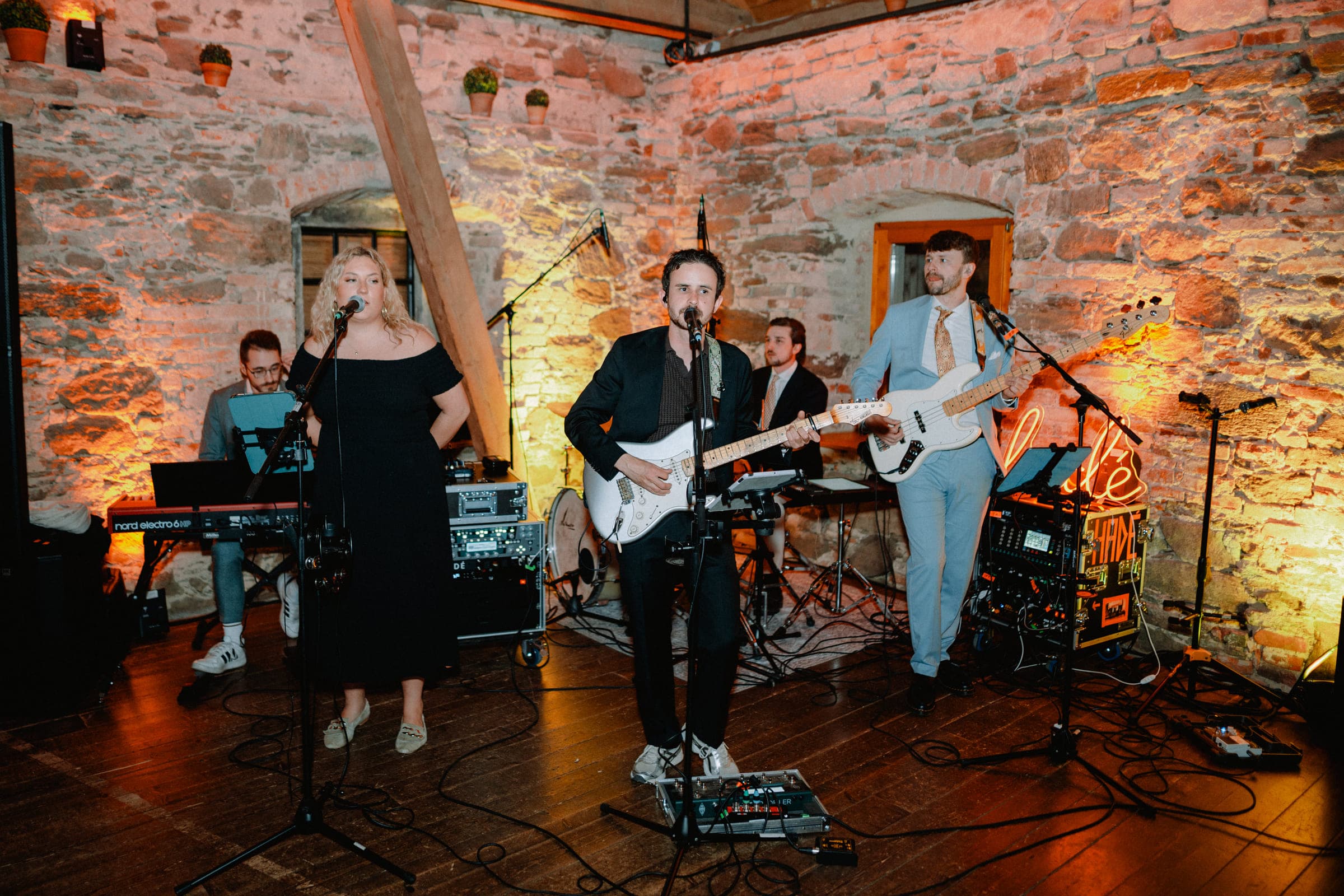Hadé beim Abendprogramm einer Hochzeit: Gesang, Gitarre, Bass, Keys und Schlagzeug in einem Gewölbe