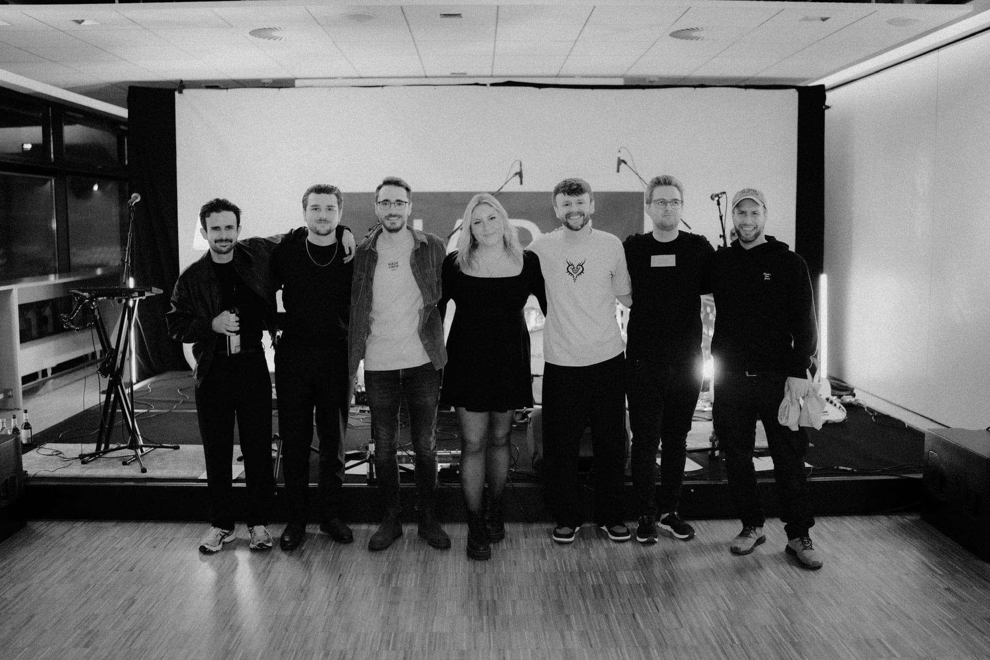 Die Band mit ihrer Crew, Schwarzweiß