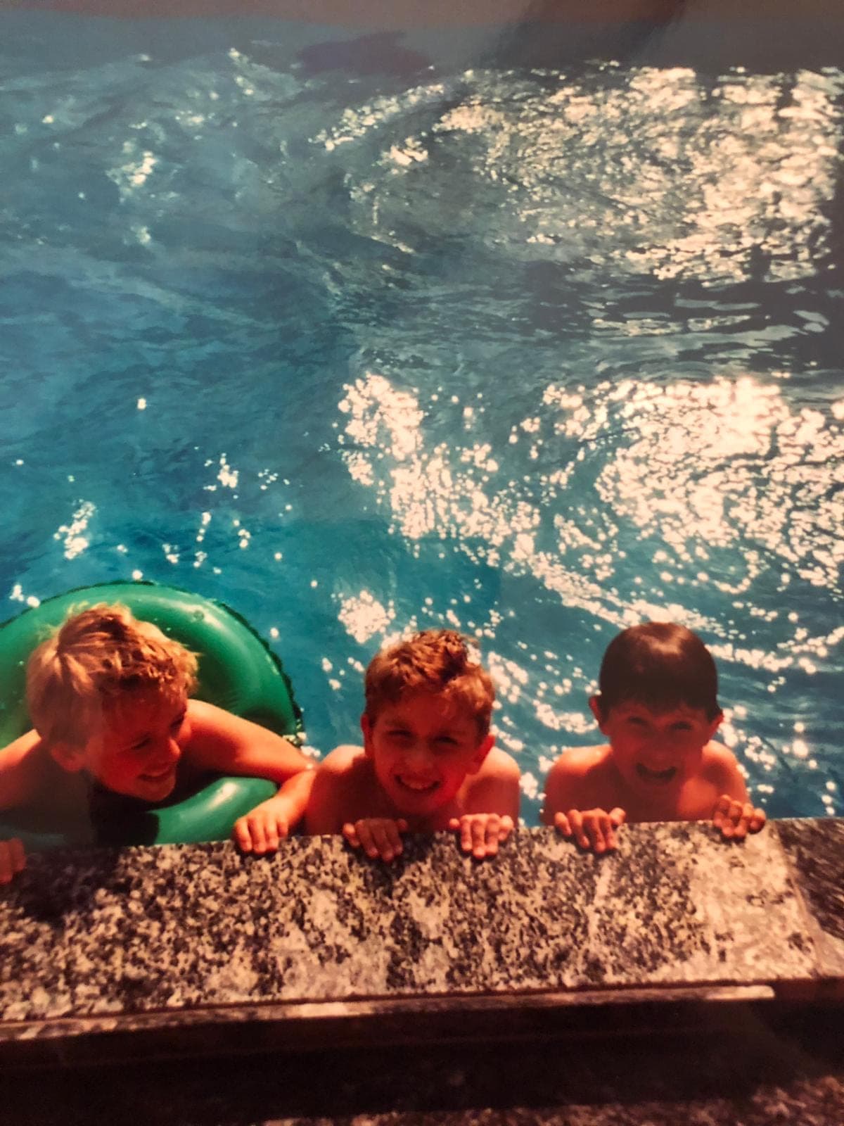 Drei Kinder in einem Pool